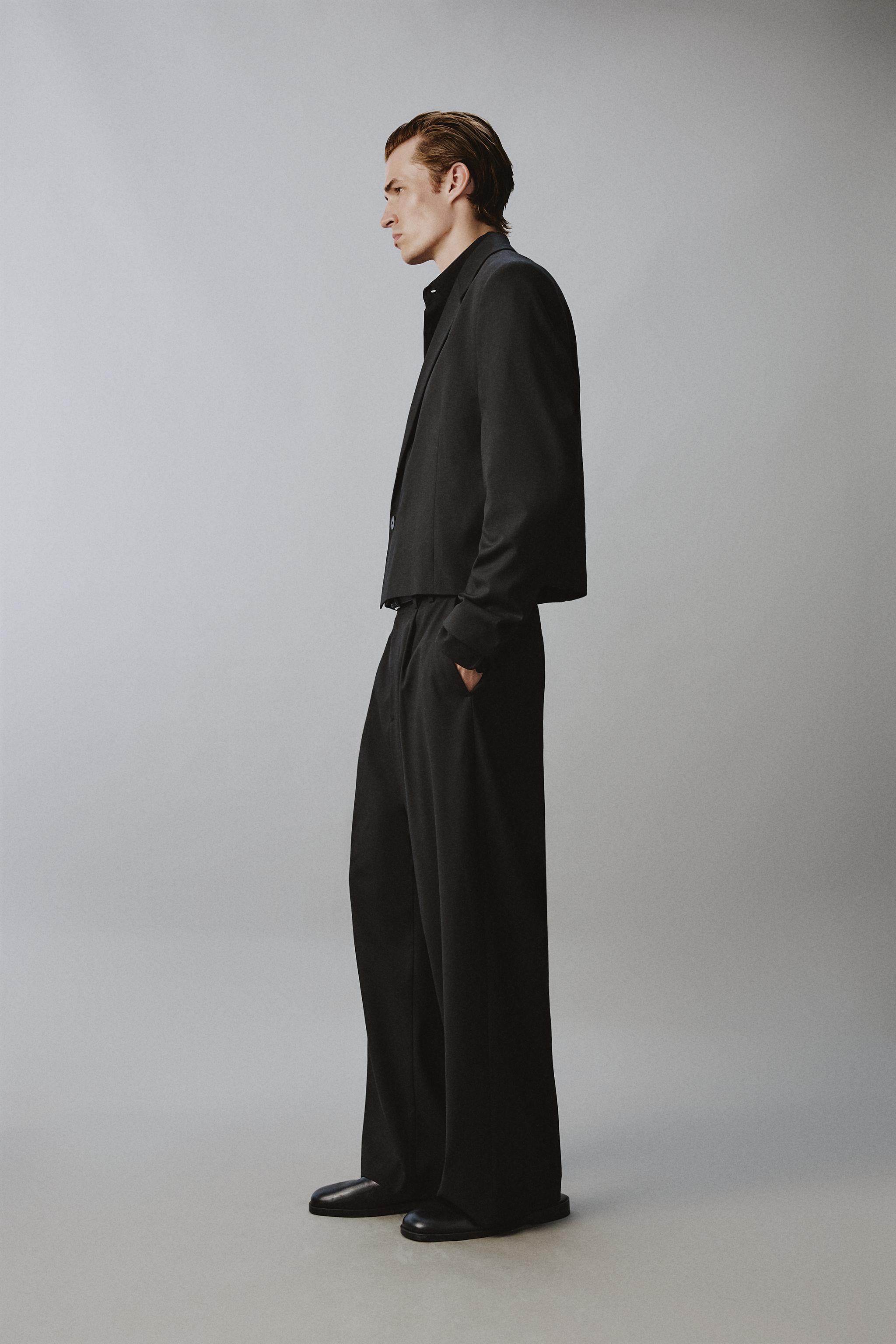 RELAXED FIT PLEATED SUIT PANTS